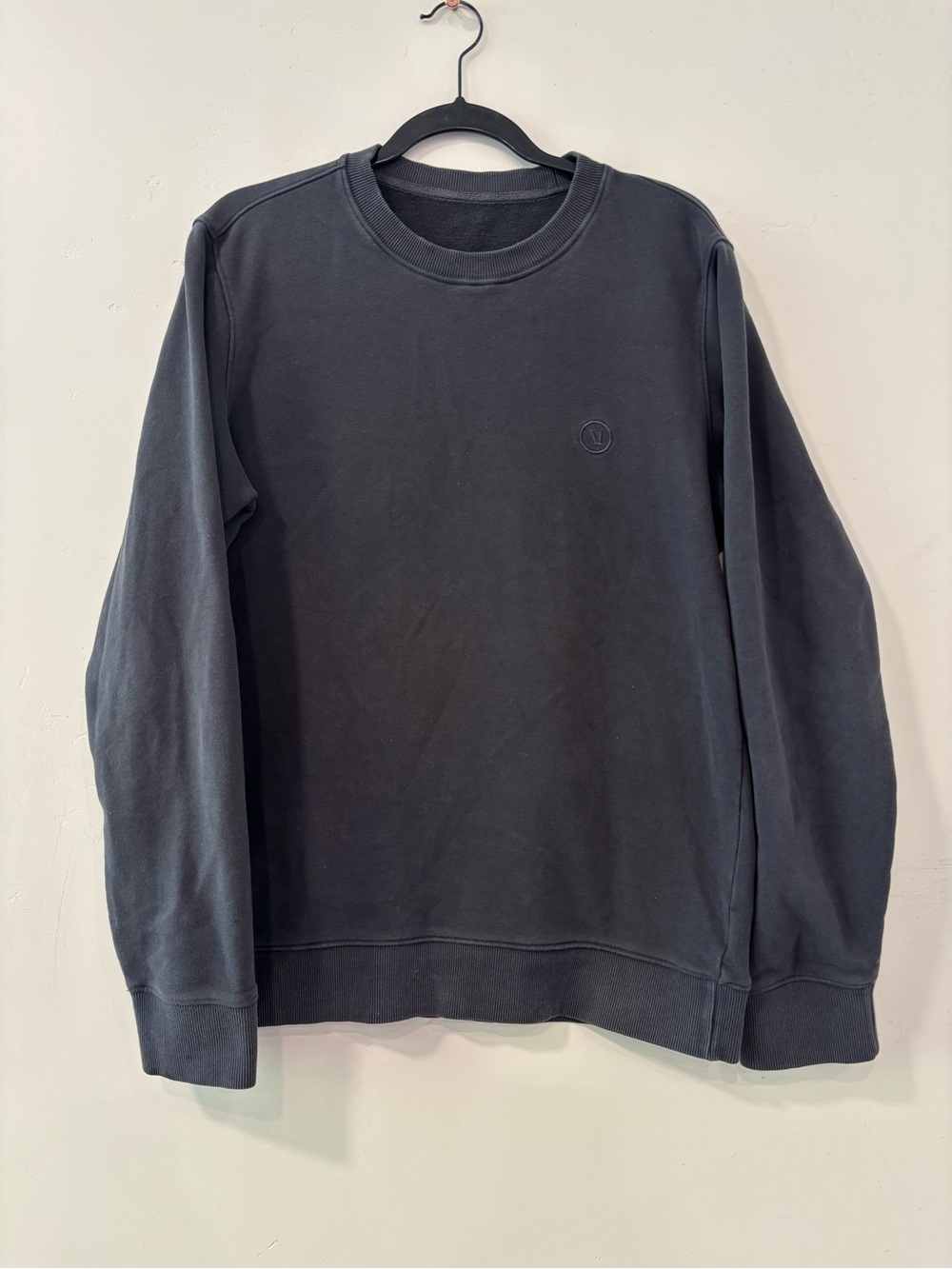 Vuori Sweatshirt Mens Size L Gray Cypress Crew Pullover V255 Gym Running Golf